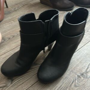 Black ankle bootss
